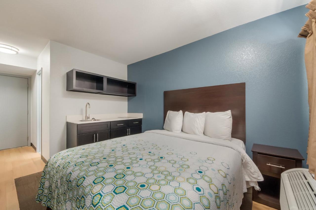 Hometowne Studios By Red Roof San Antonio - Seaworld Northwest Exterior photo