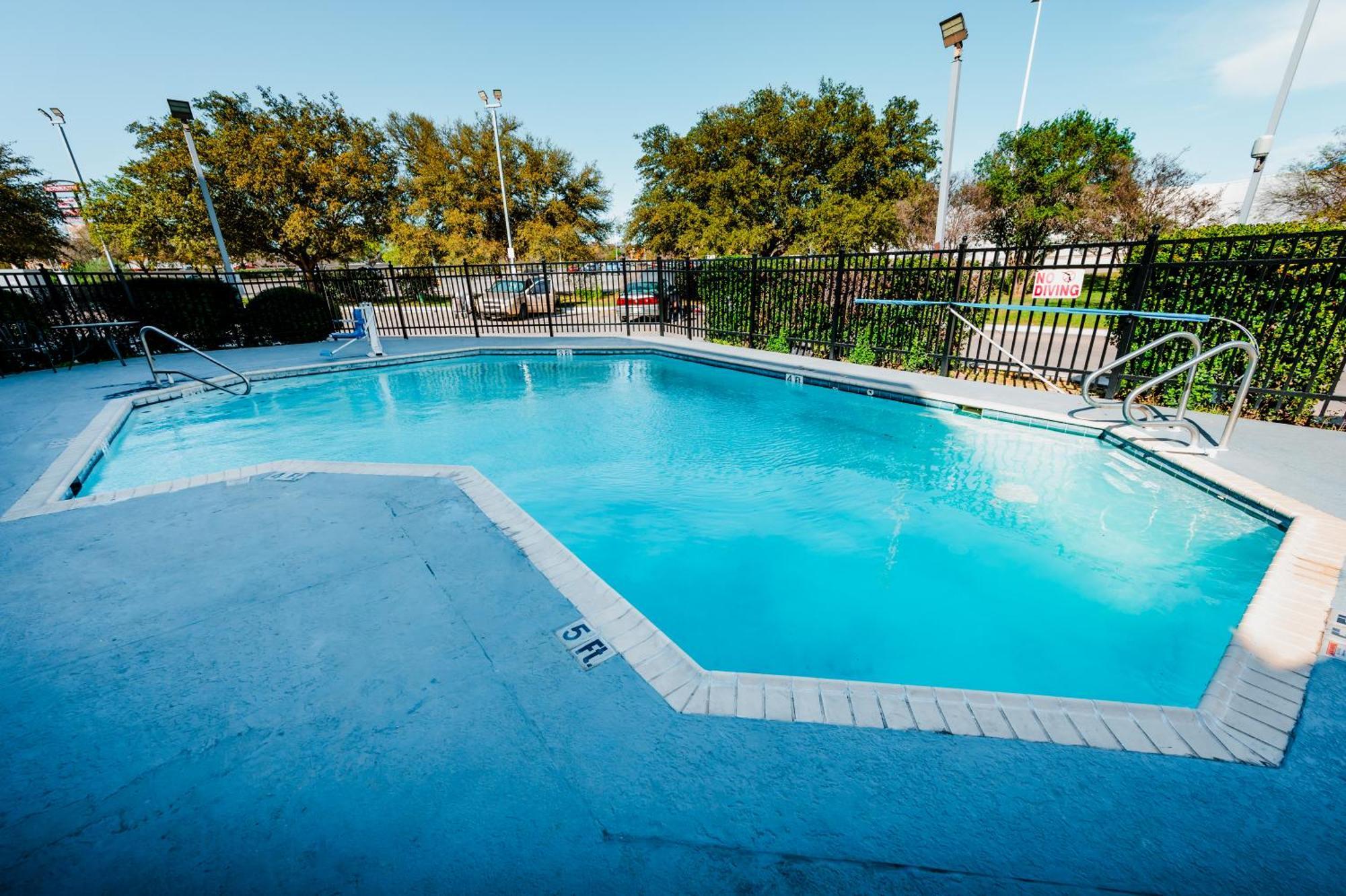 Hometowne Studios By Red Roof San Antonio - Seaworld Northwest Exterior photo